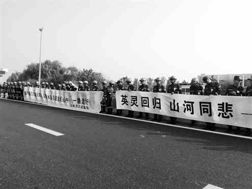 昨天一大早，各地蓝天救援队队员在菏泽曹县高速路口集结拉起挽联，接英雄尹起贺回家